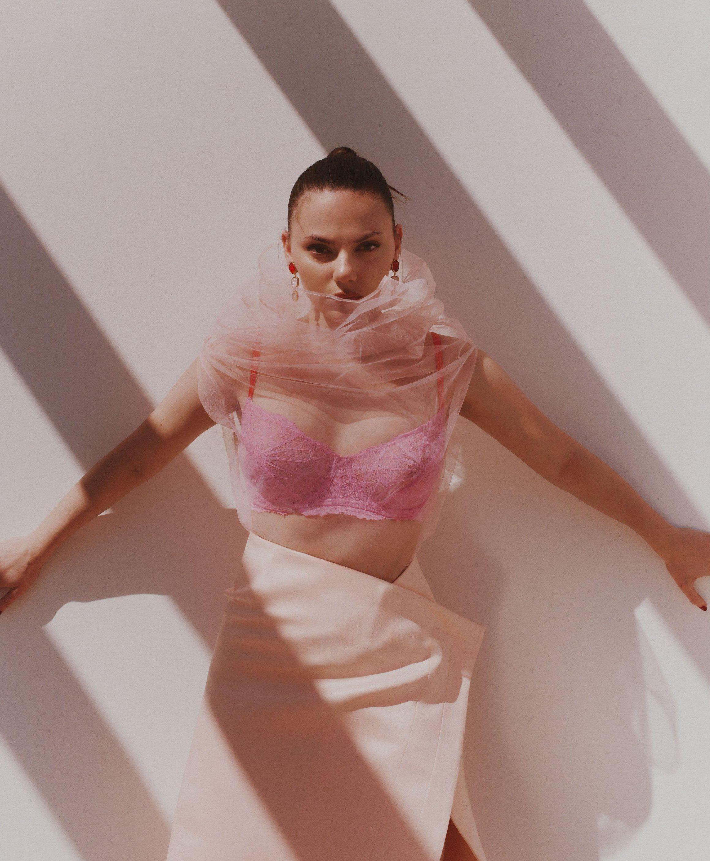 Знойная красотка Dafne Keen в красивом розовом лифчике на фото. Знойная красотка Dafne Keen в красивом розовом лифчике на фото.