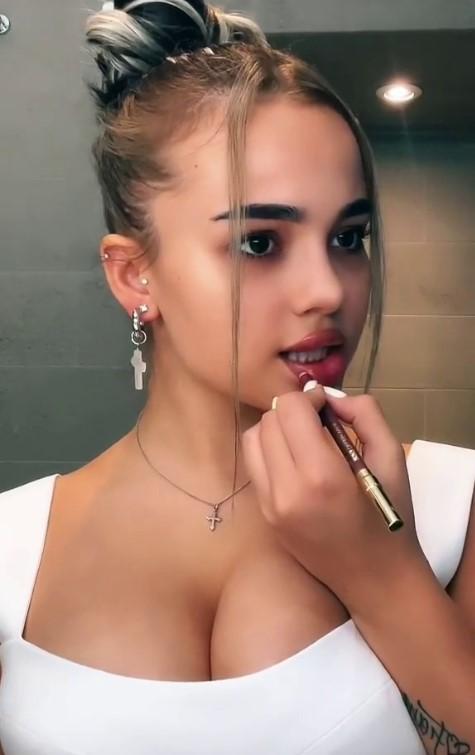 Звезда Тик Ток Валя Карнавал делала откровенные селфи, для своих личных целей. Звезда Тик Ток Валя Карнавал делала откровенные селфи, для своих личных целей.