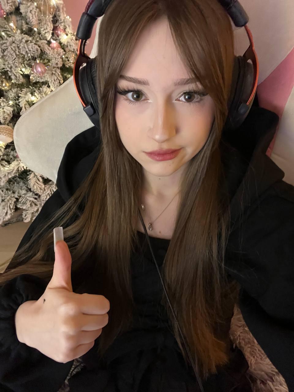 Красивое новогоднее фото dasha228play в наушниках на фоне ёлки.