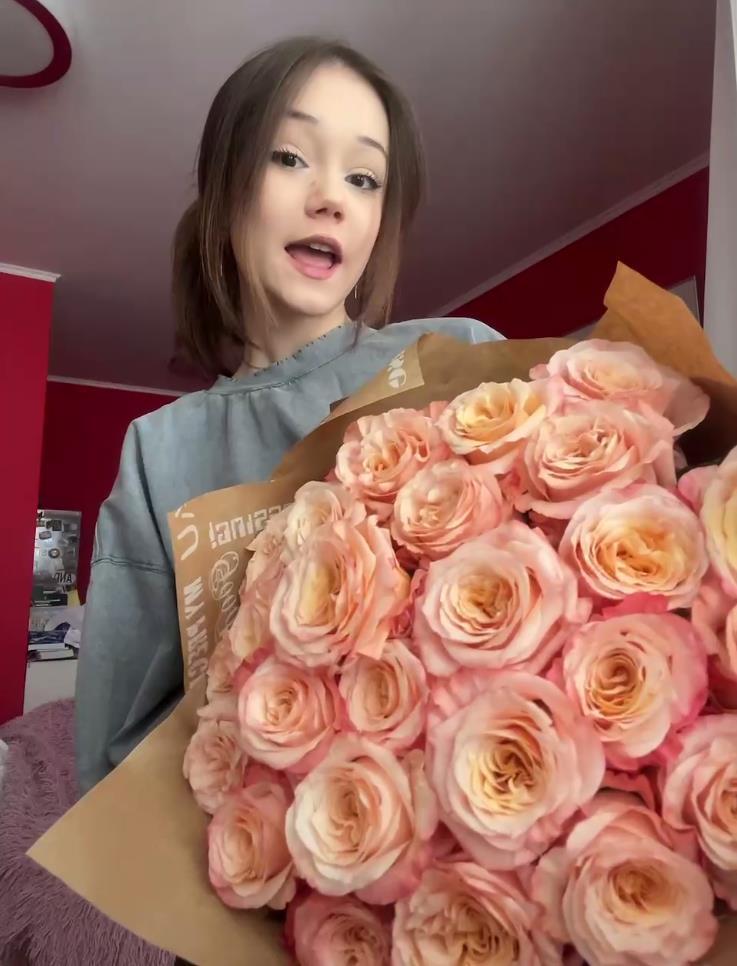 С букетом алых роз. С букетом алых роз.