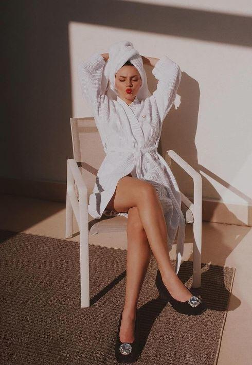 Горячий снимок с Dafne Keen в белом халатике и с голыми ногами. Горячий снимок с Dafne Keen в белом халатике и с голыми ногами.