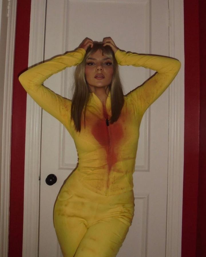 А тут Дафни в жёлтом костюме и в парике. А тут Дафни в жёлтом костюме и в парике.