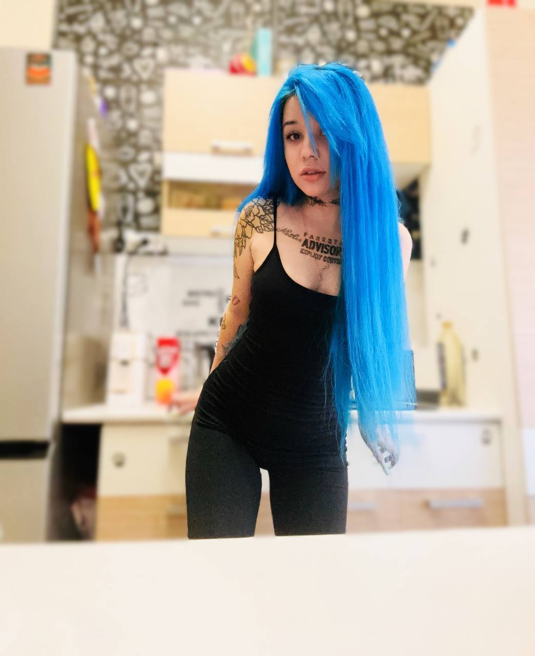 Красотка канима с синими волосами в обтягивающих штанах. Красотка канима с синими волосами в обтягивающих штанах.