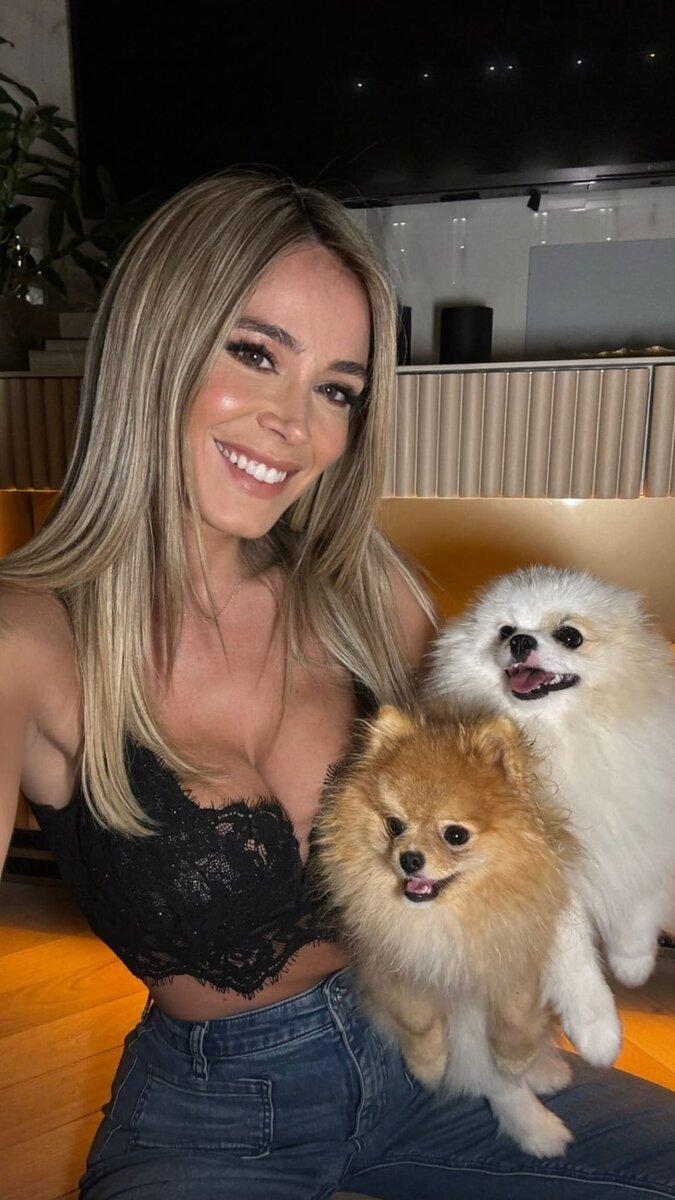 Горячая блондинка Дилетта Леотта в чёрном лифчике вместе со своими любимыми собаками. Горячая блондинка Дилетта Леотта в чёрном лифчике вместе со своими любимыми собаками.