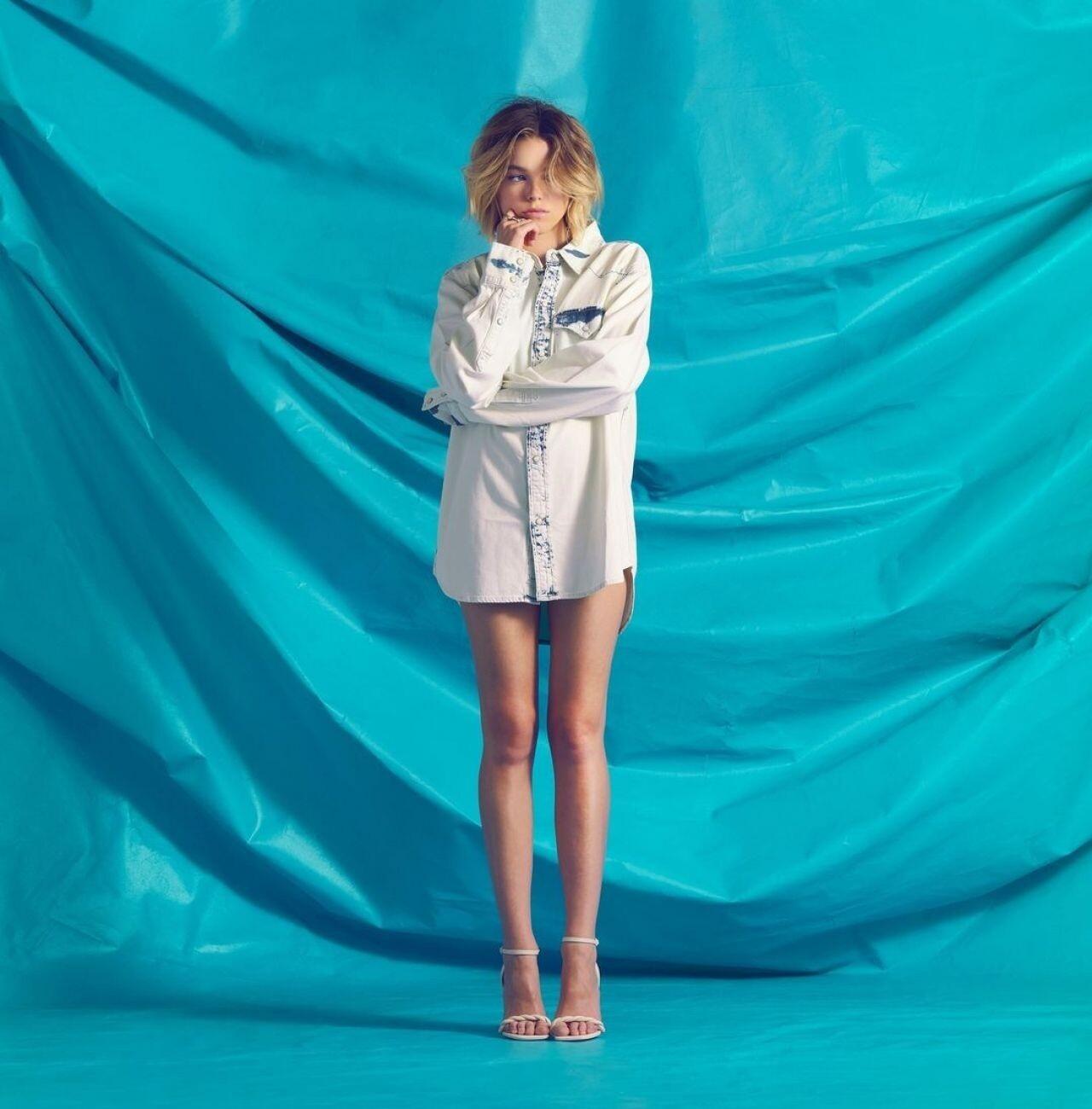 Чёрно-белый снимок в чёрном костюме и забавных сапогах. Чёрно-белый снимок в чёрном костюме и забавных сапогах.