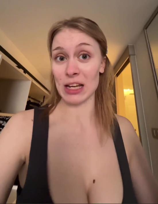 И не скажешь, что она фрик. И не скажешь, что она фрик.