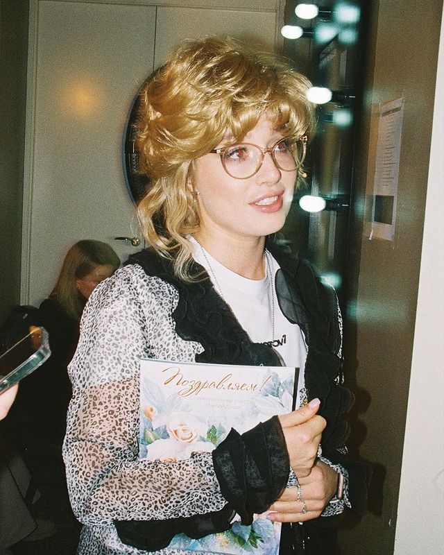 Снимок в ретро стиле с причёской и в очках. Снимок в ретро стиле с причёской и в очках.