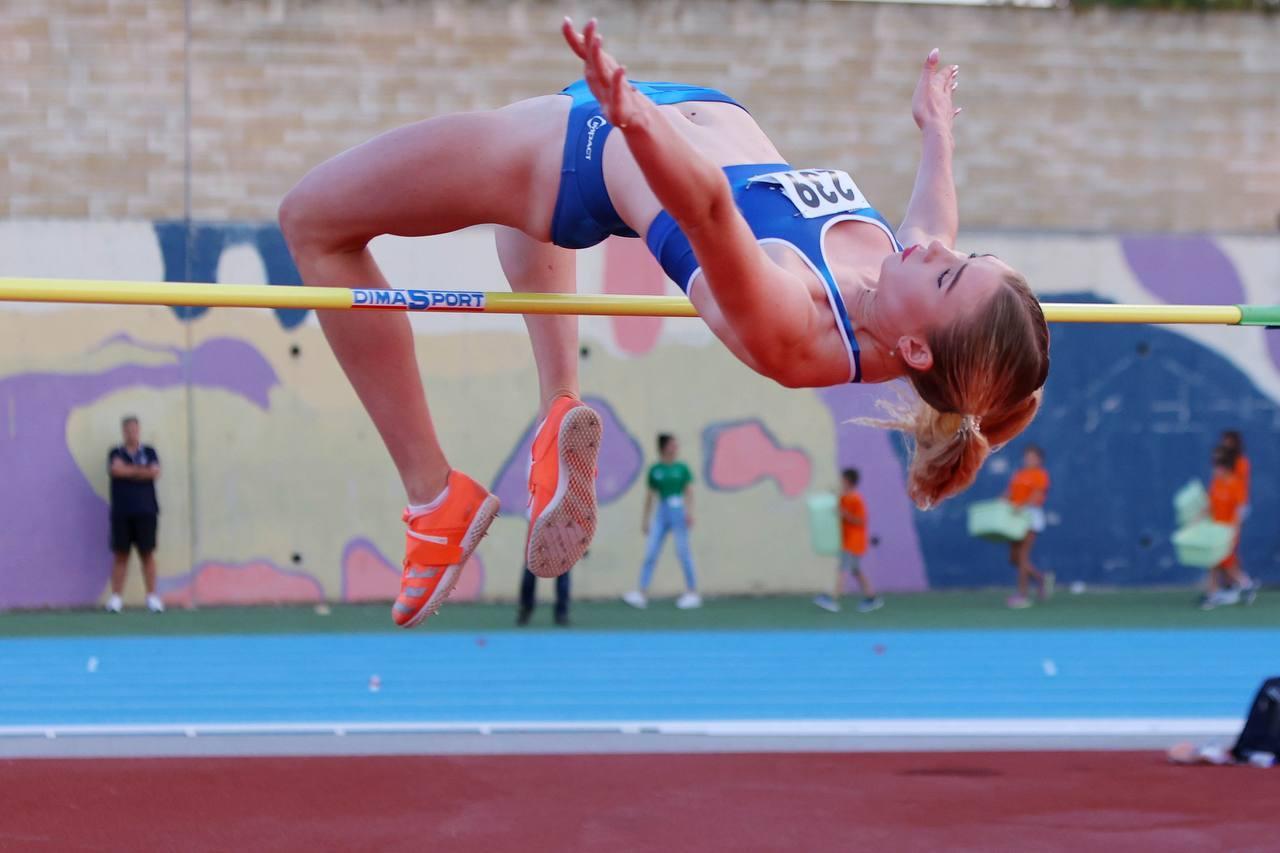 Откровенный кадр с Еленой во время прыжка через шест. Откровенный кадр с Еленой во время прыжка через шест.