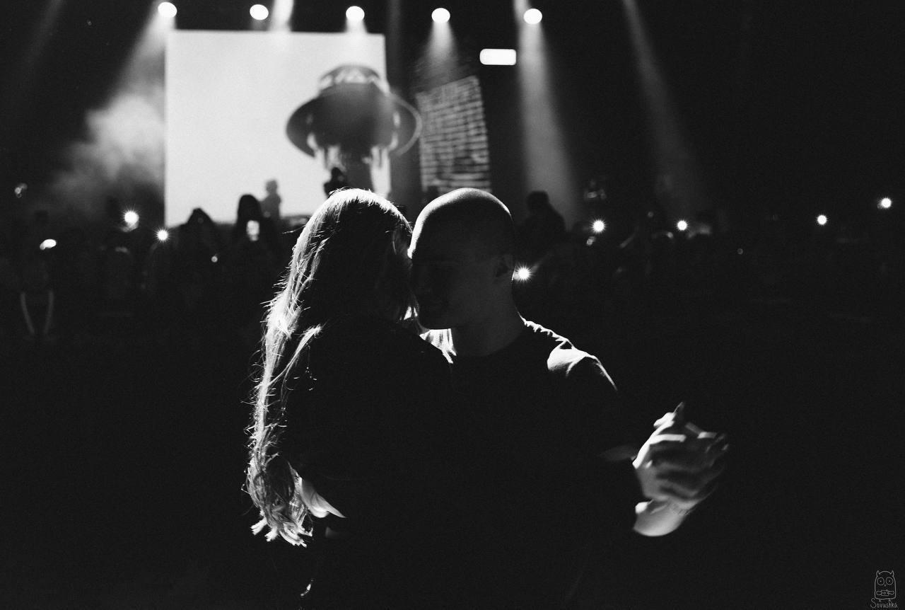 Чёрно белый снимок танец влюблённых dasha228play и Derzko.