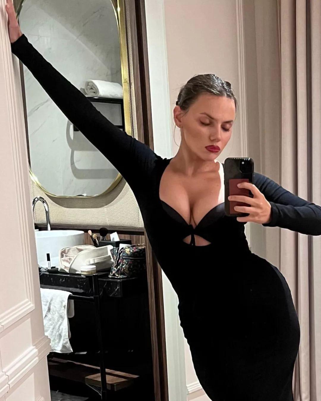 Секси селфи от Dafne Keen в чёрном платье с большим вырезом. Секси селфи от Dafne Keen в чёрном платье с большим вырезом.
