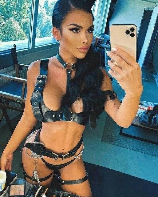 Откровенное селфи с Дианой Бако в чёрном кожаном БДСМ костюме.