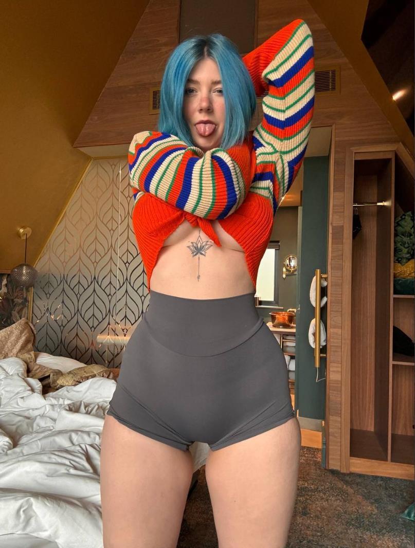 Смешная фотка модели Викснеп с высунутым языком.