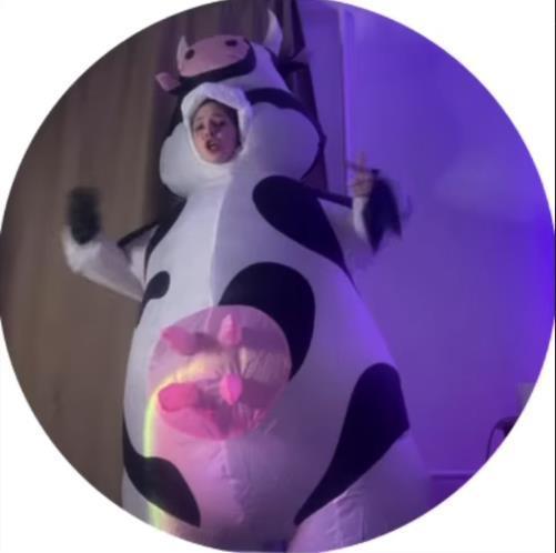 Смешной кадр из видео с pupka anupka, где она танцует в ростов костюме коровы.