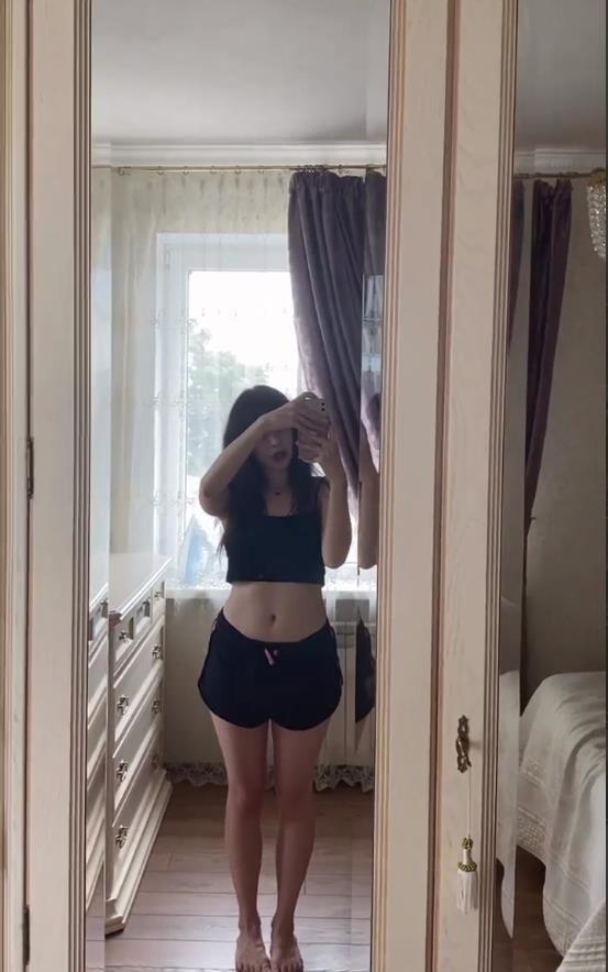 А на этом селфи она в мини шортах с обнажёнными ногами. А на этом селфи она в мини шортах с обнажёнными ногами.