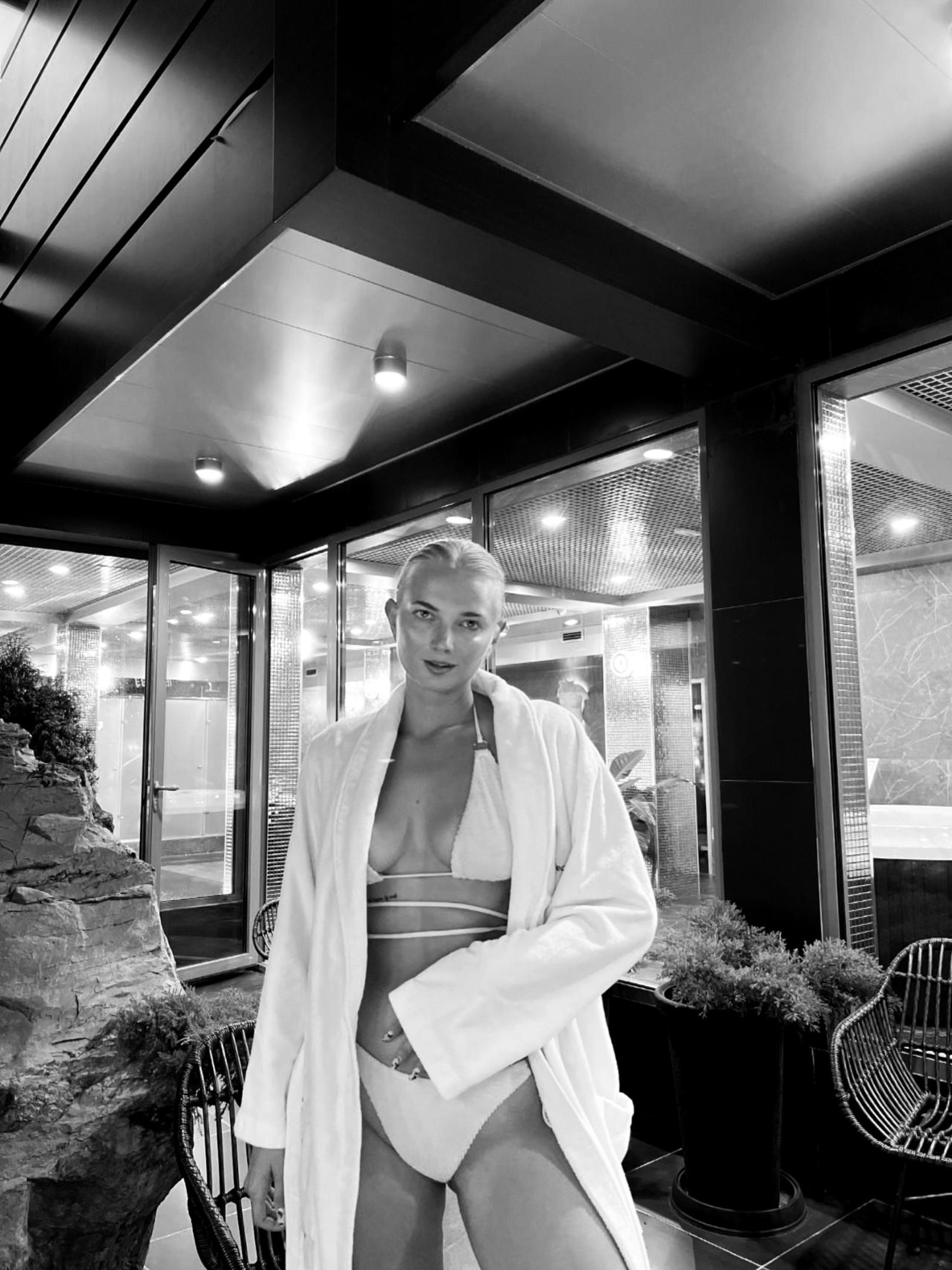 Откровенный снимок Марины в белом нижнем белье. Откровенный снимок Марины в белом нижнем белье.