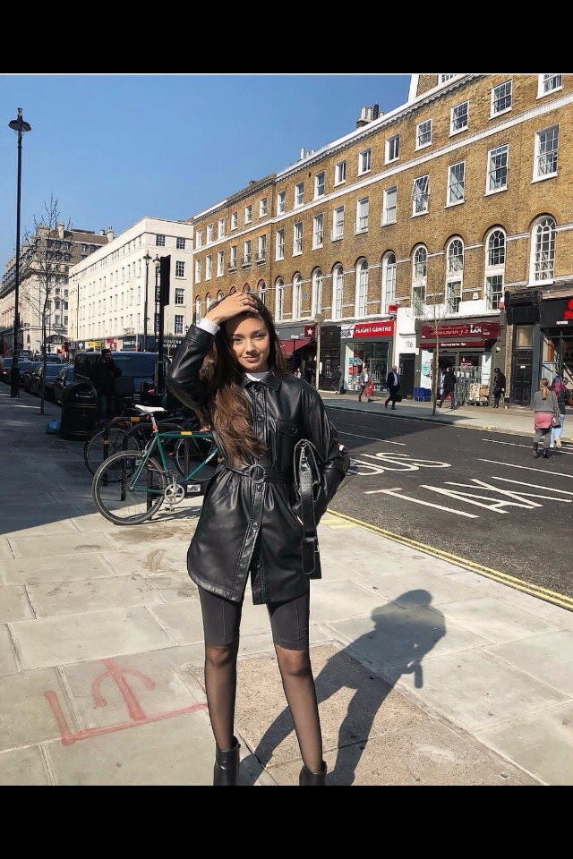 А на этом снимке Наргис гуляет по городу в обтягивающих штанишках поверх чулок. А на этом снимке Наргис гуляет по городу в обтягивающих штанишках поверх чулок.