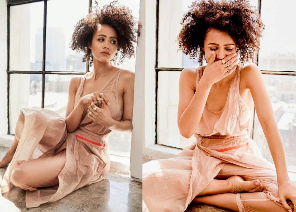 На фотографиях девушка позирует на камеру, в то время как к ее телу приклеен стикер с надписью «Это тело принадлежит только Бензору». На фотографиях девушка позирует на камеру, в то время как к ее телу приклеен стикер с надписью «Это тело принадлежит только Бензору».