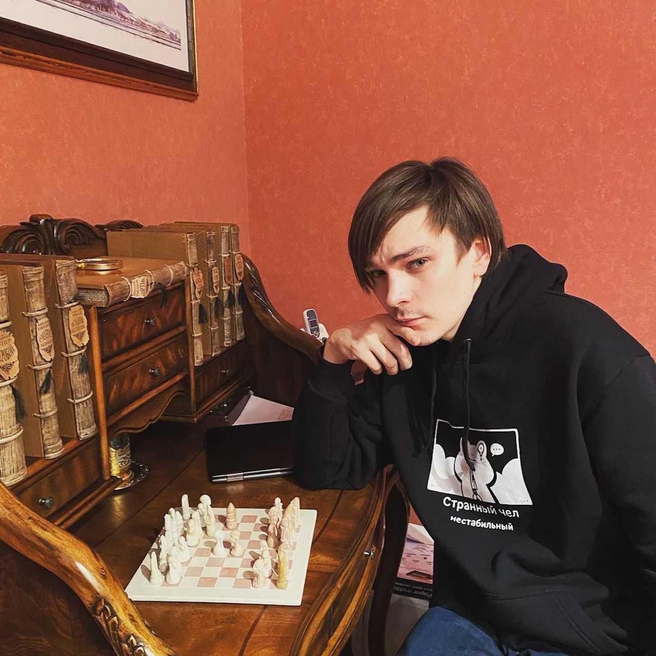 Необычное фото Вячеслава Машнова оеоло шахматной доски. Необычное фото Вячеслава Машнова оеоло шахматной доски.