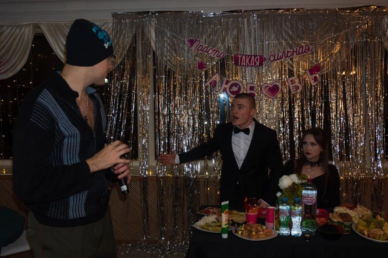 Ещё один смешной снимок со свадьбы Даши Дерзко.