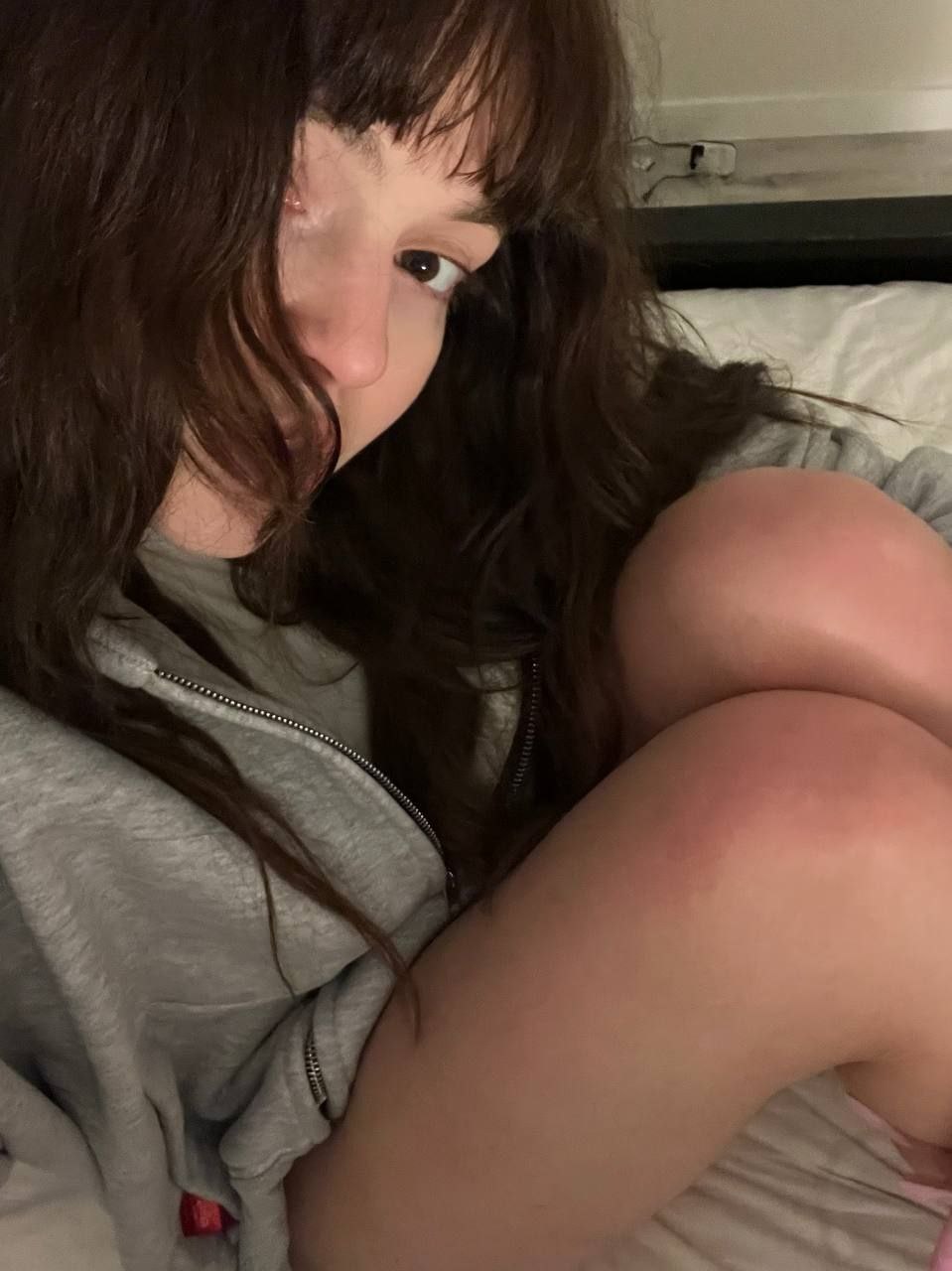 А на этой фотке Baby Cute показала своим подписчикам свои голые колени (ноги). А на этой фотке Baby Cute показала своим подписчикам свои голые колени (ноги).