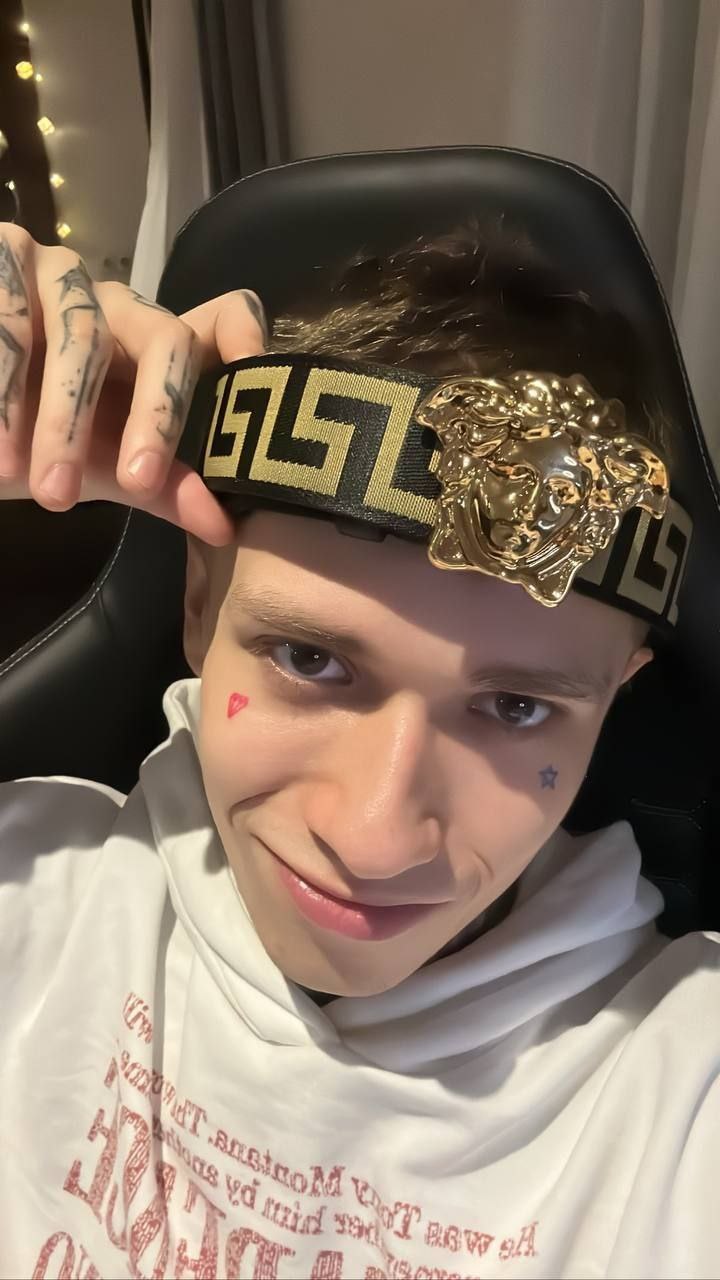 Даниил нацепил на лоб какую то хрень.