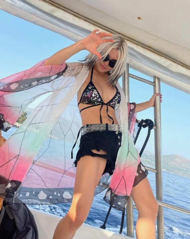 Смешной снимок с Лиссой в мини шортах и серебристом оифчике. Смешной снимок с Лиссой в мини шортах и серебристом оифчике.