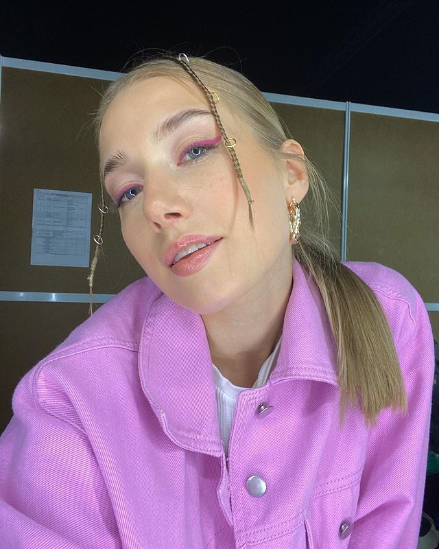 Селфи от красивой юмористки Вяликовой с крупным планом лица. Селфи от красивой юмористки Вяликовой с крупным планом лица.