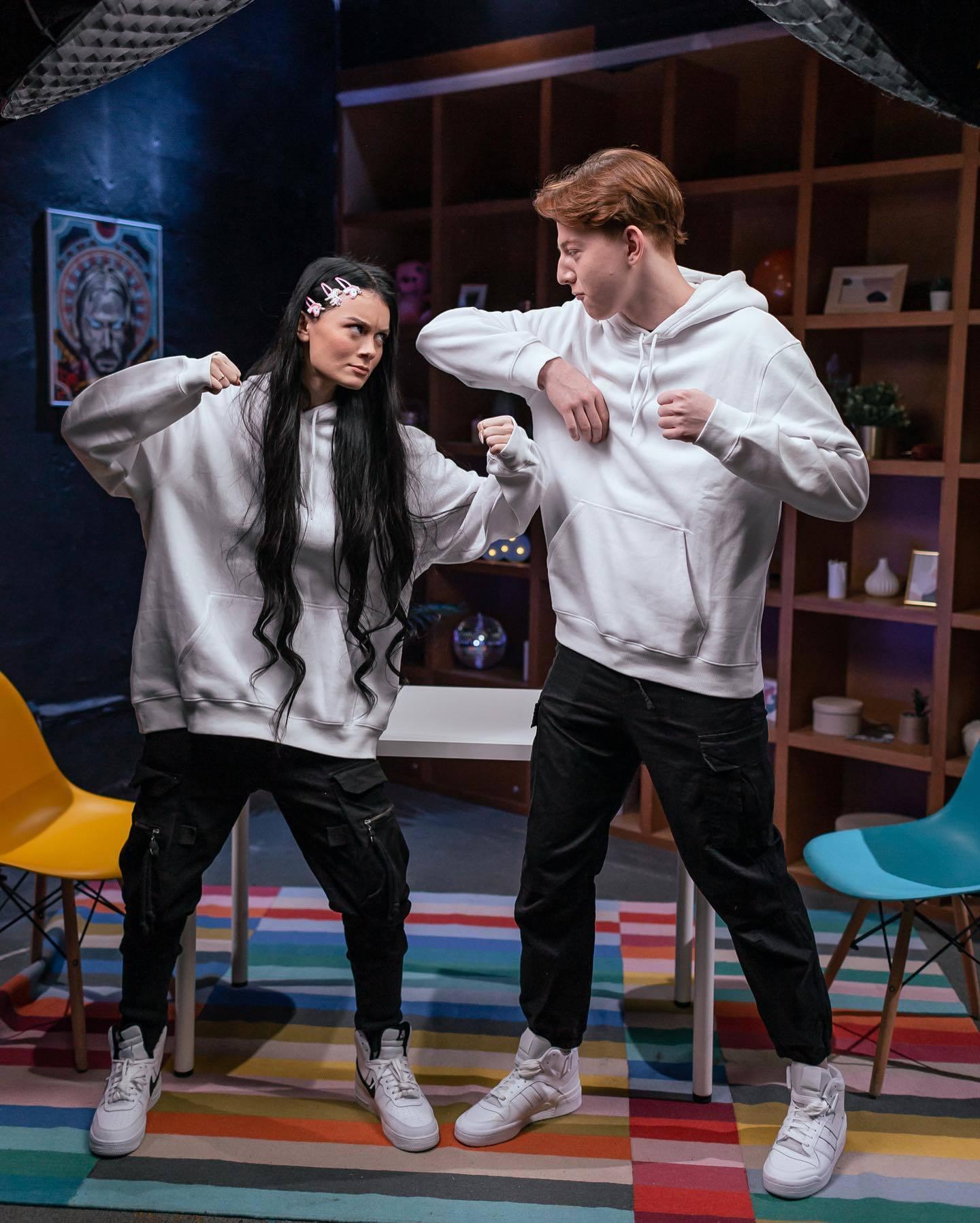 Возможно, романтика канула в лету, но остатки чувств все же позволяют сохранить дружескую связь. Возможно, романтика канула в лету, но остатки чувств все же позволяют сохранить дружескую связь.