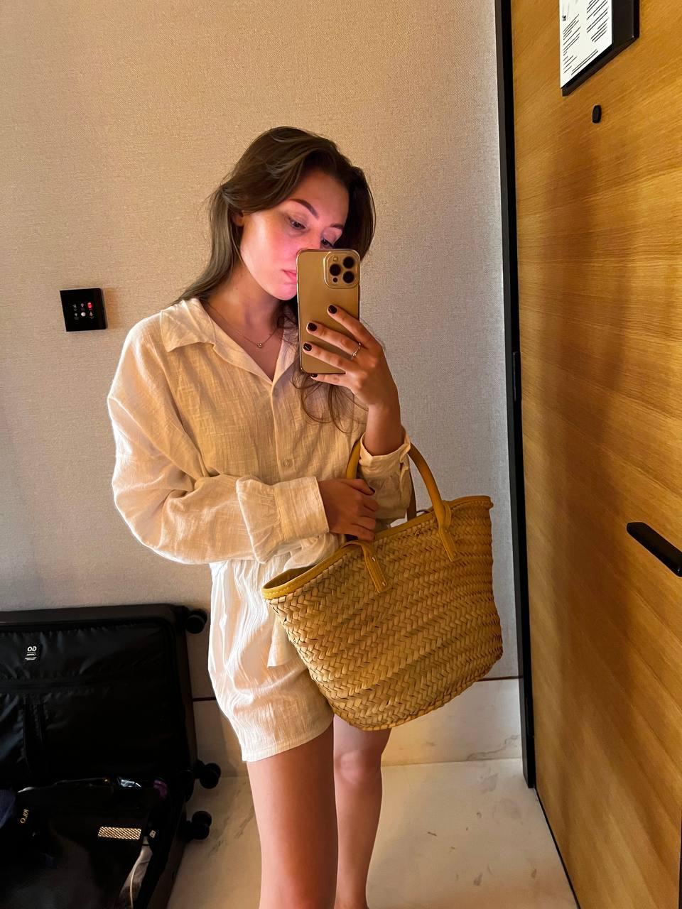 Селфи в одной рубашке с голыми ногами, перед походом на пляж. Селфи в одной рубашке с голыми ногами, перед походом на пляж.