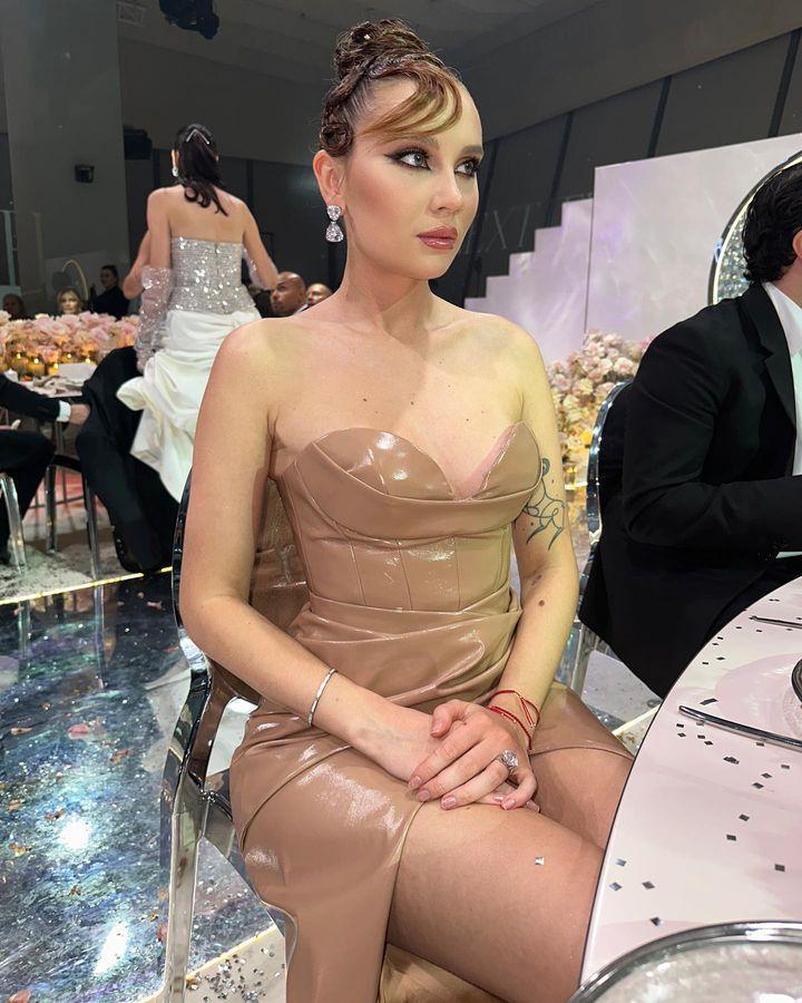 Праздничные фото Юля Годунова певица в платье.