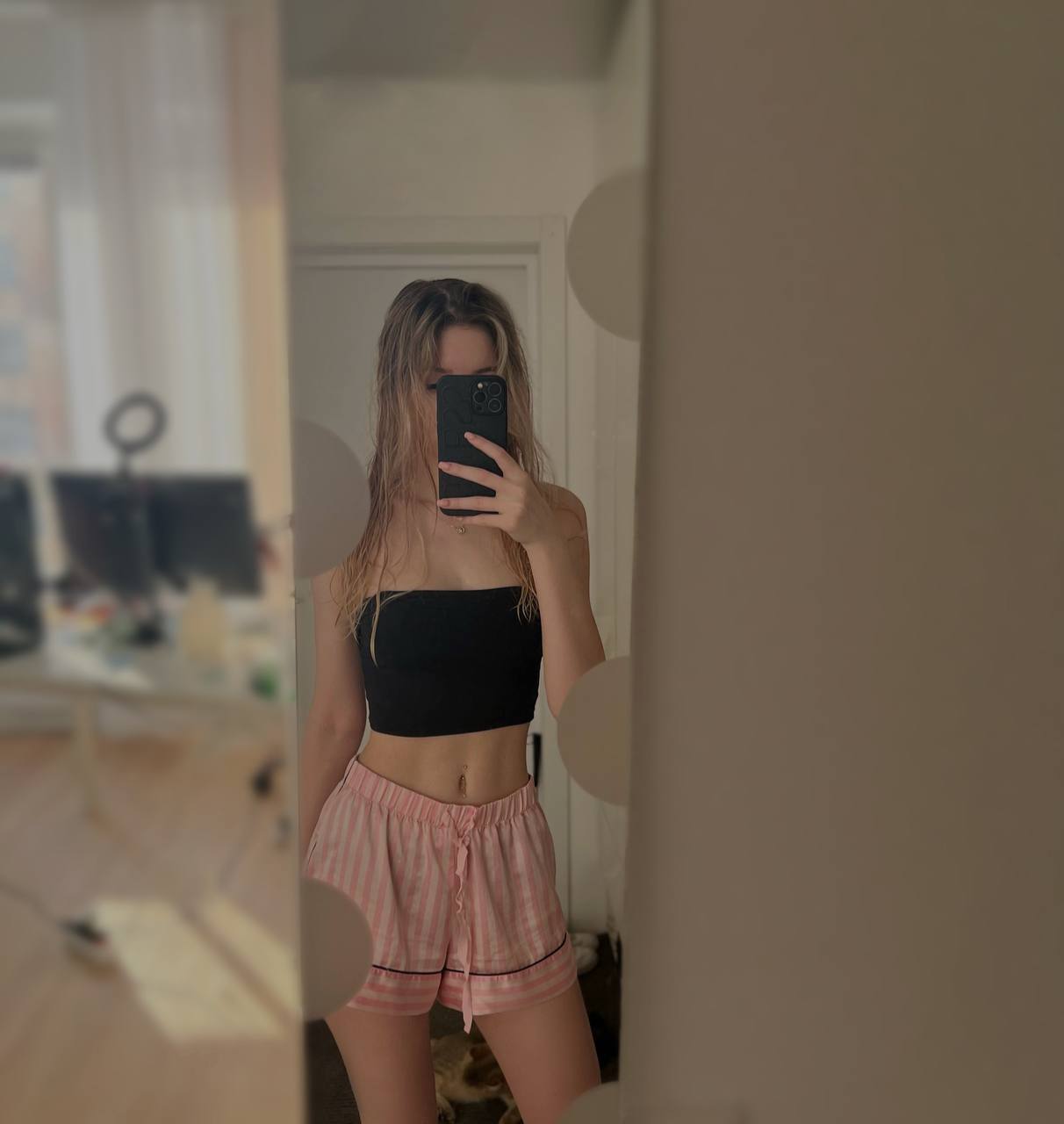 Откровенное селфи у зеркала, eevochka в чёрном топе и коротких розовых шортиках.