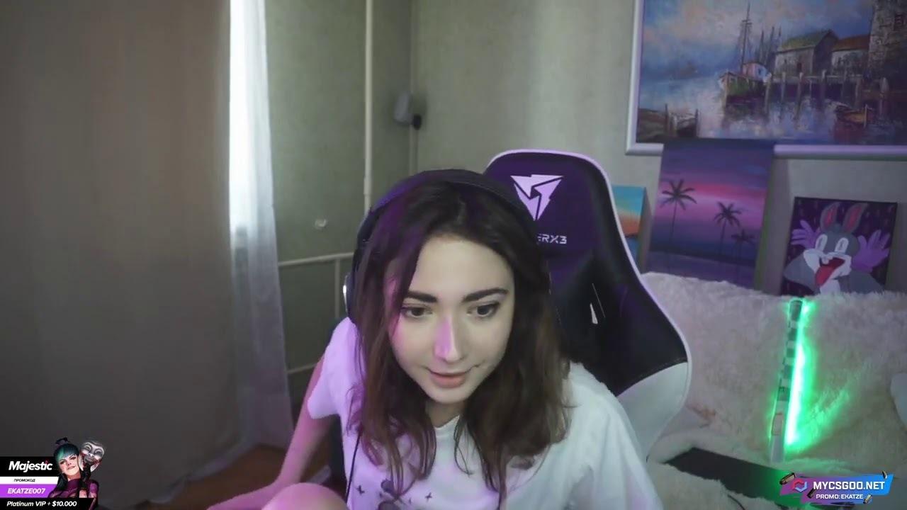 Рыжая стримерша с Твича Рыжая стримерша с Твича