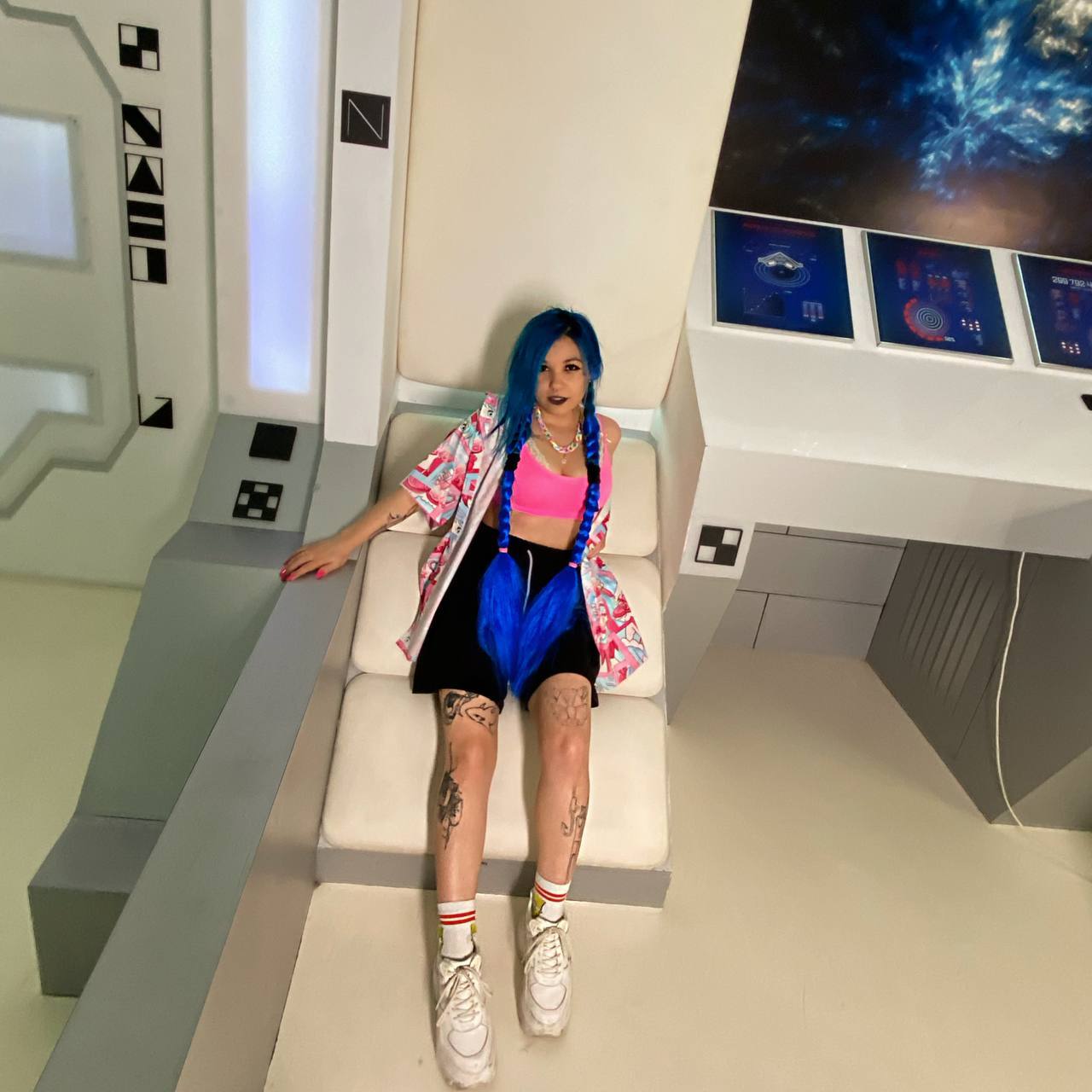 Прикольная фотка с длинными косами из синих волос. Прикольная фотка с длинными косами из синих волос.