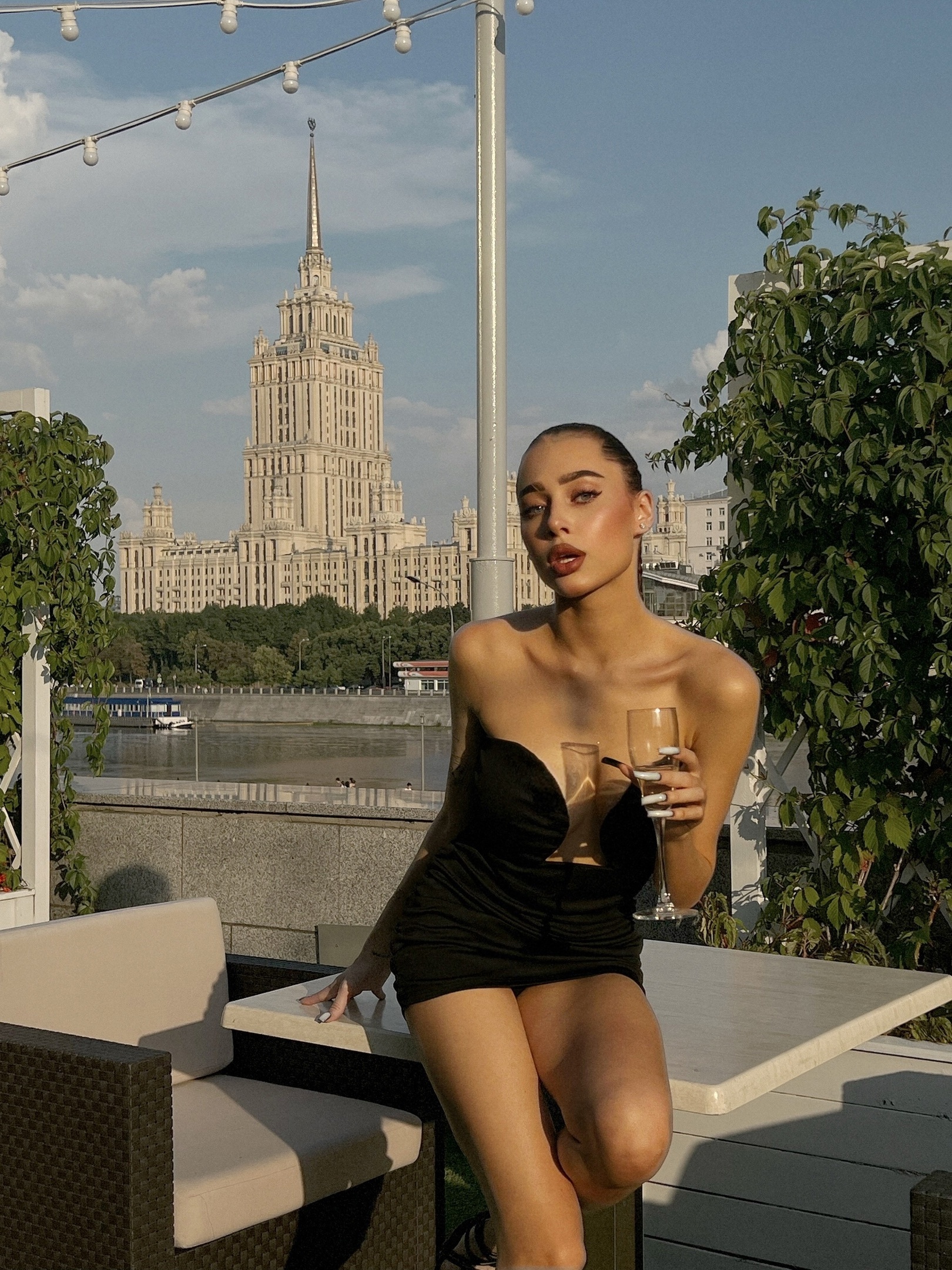 Горячий снимок с Тати на фоне Москвы в коротком обтягивающем чёрном платье.
