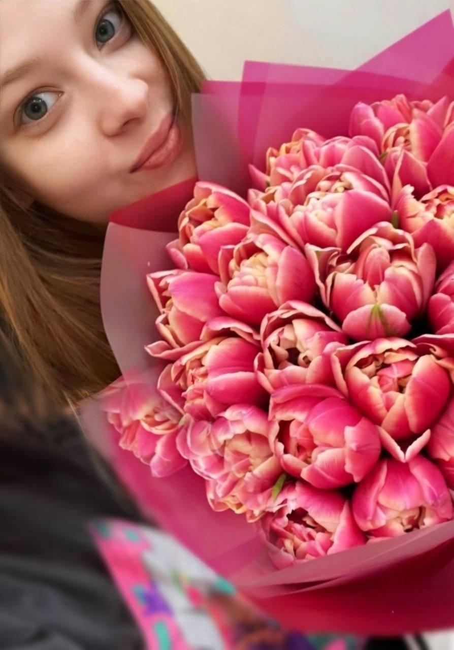 Милая Ляпина с букетом цветов.