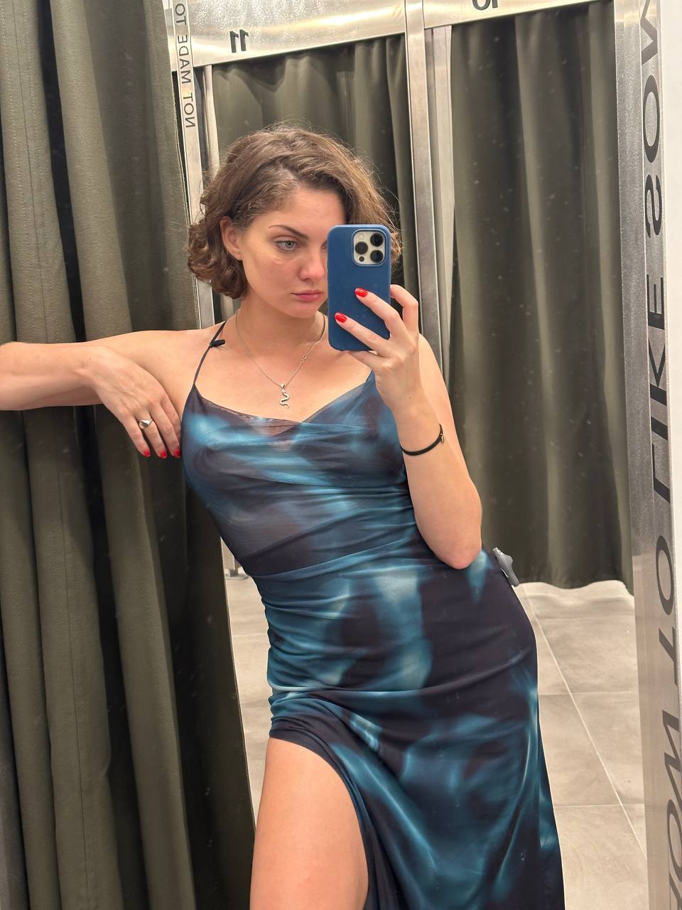 Селфи в раздевалке в длинном платье. Селфи в раздевалке в длинном платье.