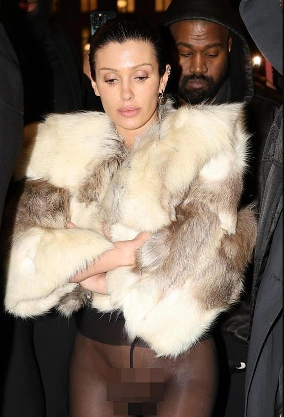 Фото практически "голая" жена кани веста. Фото практически "голая" жена кани веста.