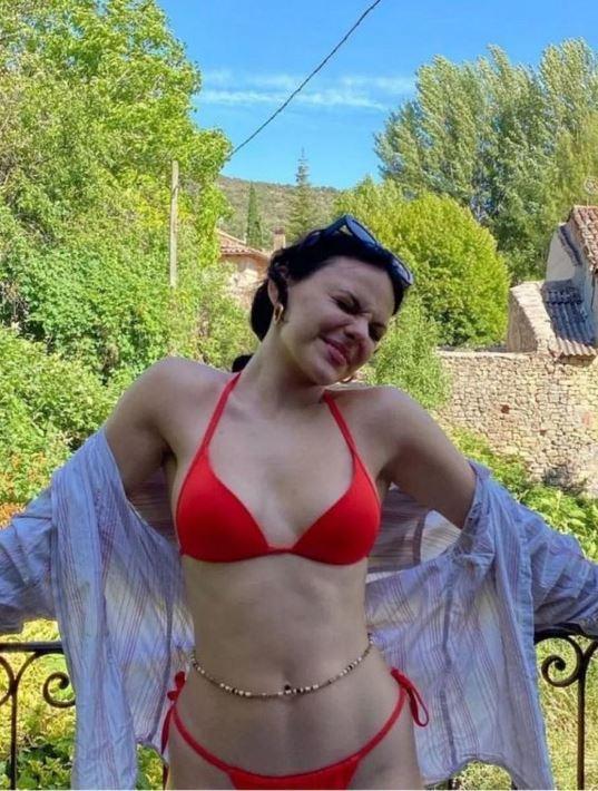 Горячая фотка с Дафной Кин в красном купальнике и без макияжа. Горячая фотка с Дафной Кин в красном купальнике и без макияжа.