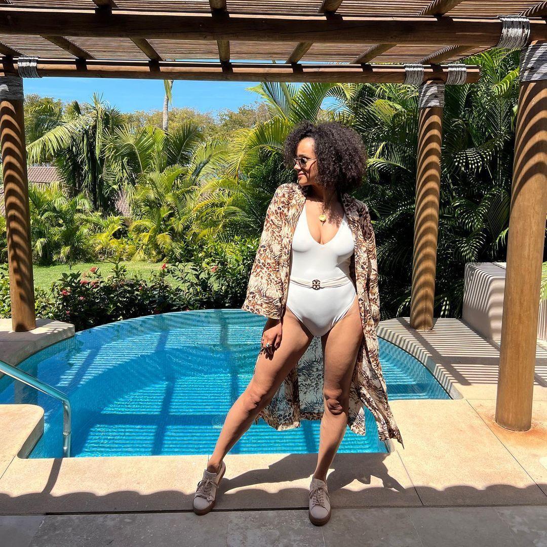 Стала популярной после роли служанки Миссандеи, в культовом сериале «Игра престолов», в нем же она засветила свою голую попу и сиськи. Стала популярной после роли служанки Миссандеи, в культовом сериале «Игра престолов», в нем же она засветила свою голую попу и сиськи.