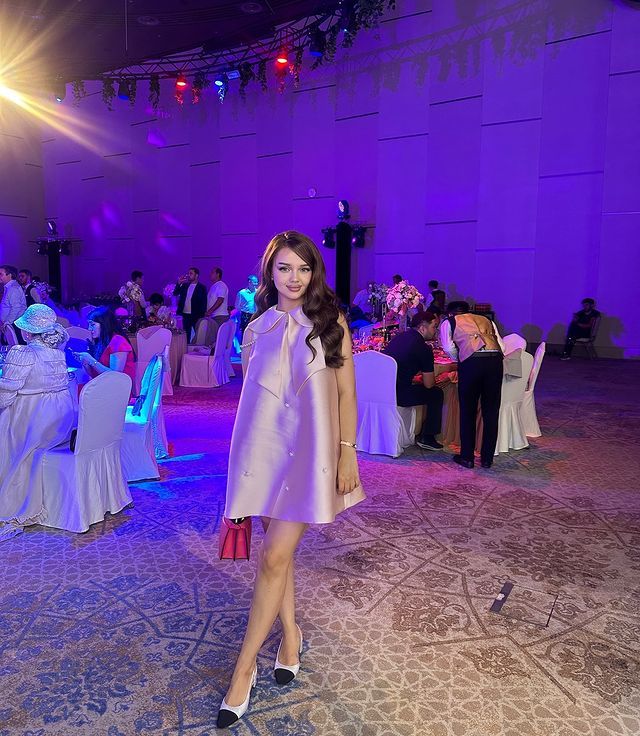 Ещё одно модельно фото Наргиз в мини платье. Ещё одно модельно фото Наргиз в мини платье.