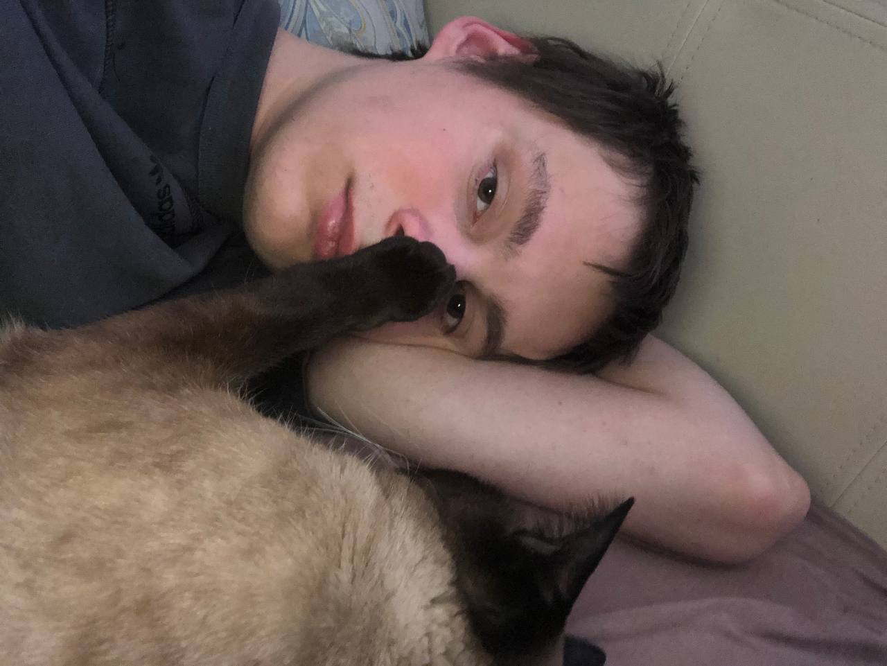 Забавный снимок Макса со своим котом. Забавный снимок Макса со своим котом.