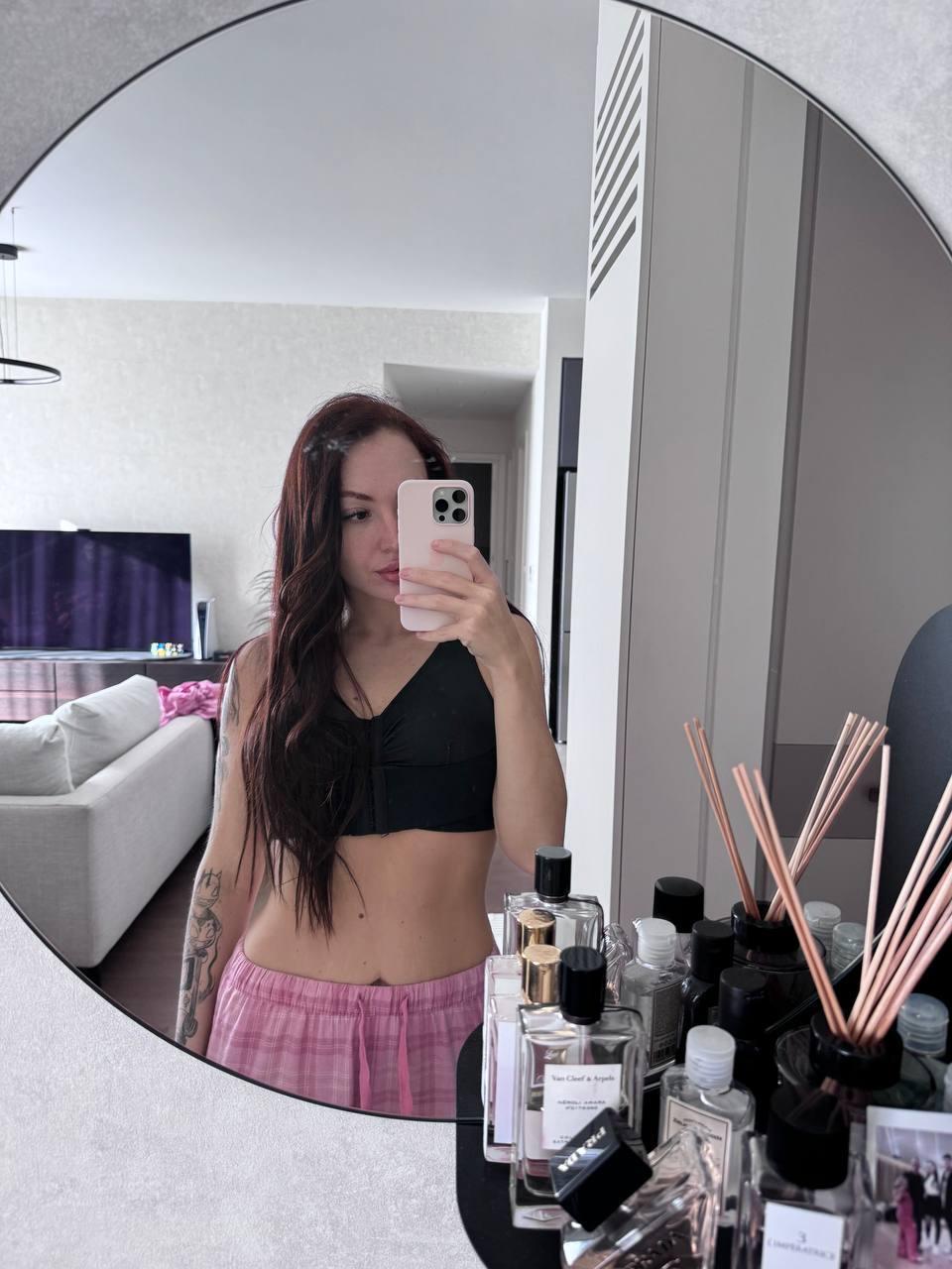 Домашнее селфи у зеркала от Синди без макияжа.