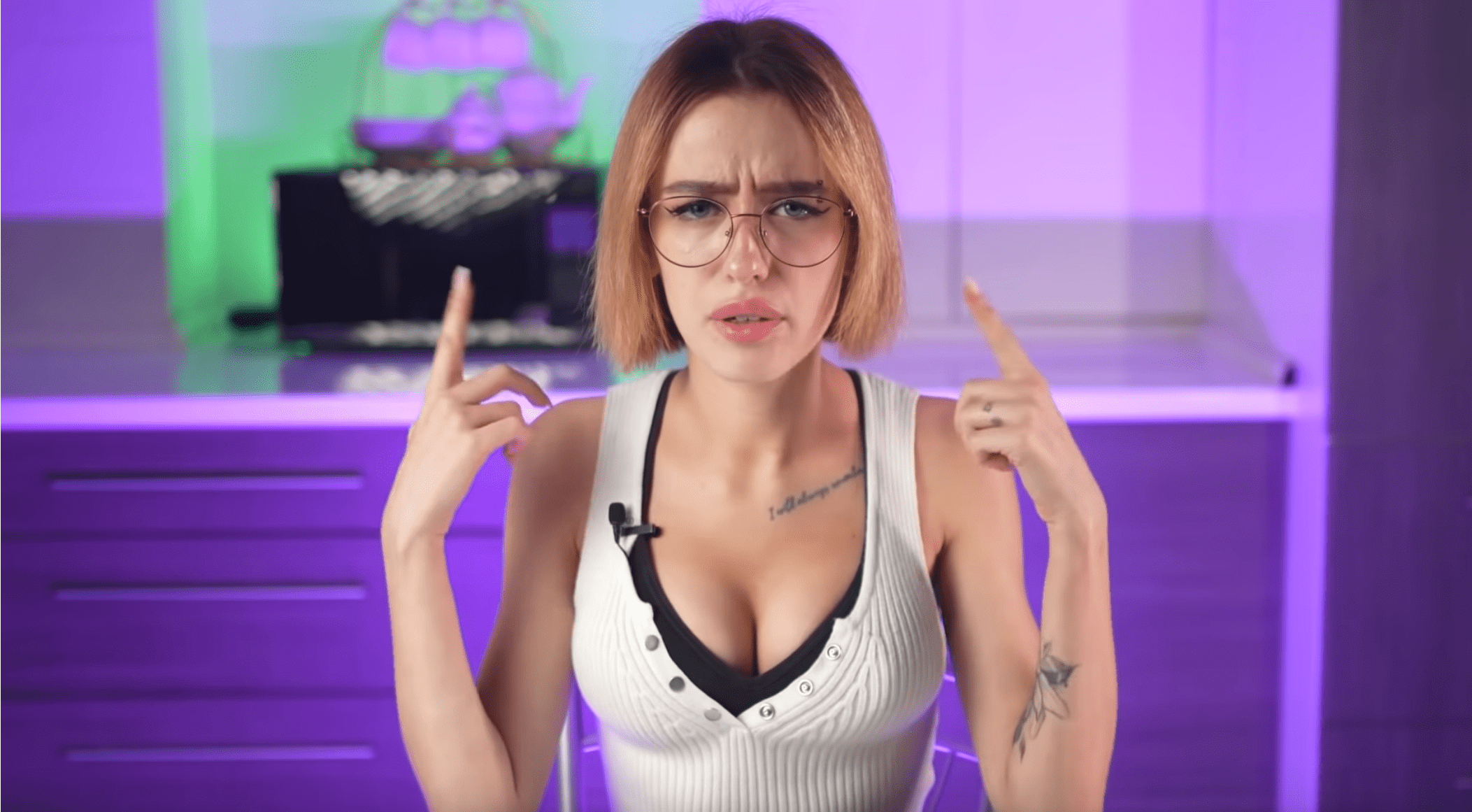 Молодая ведущая с ютуб канала «Дырка в телике» — Ника