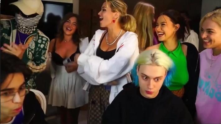 Некоглай в футболке наркошопа. Некоглай в футболке наркошопа.