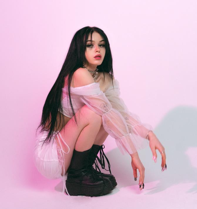 Брюнетка Невада в присядку на корточках. Брюнетка Невада в присядку на корточках.