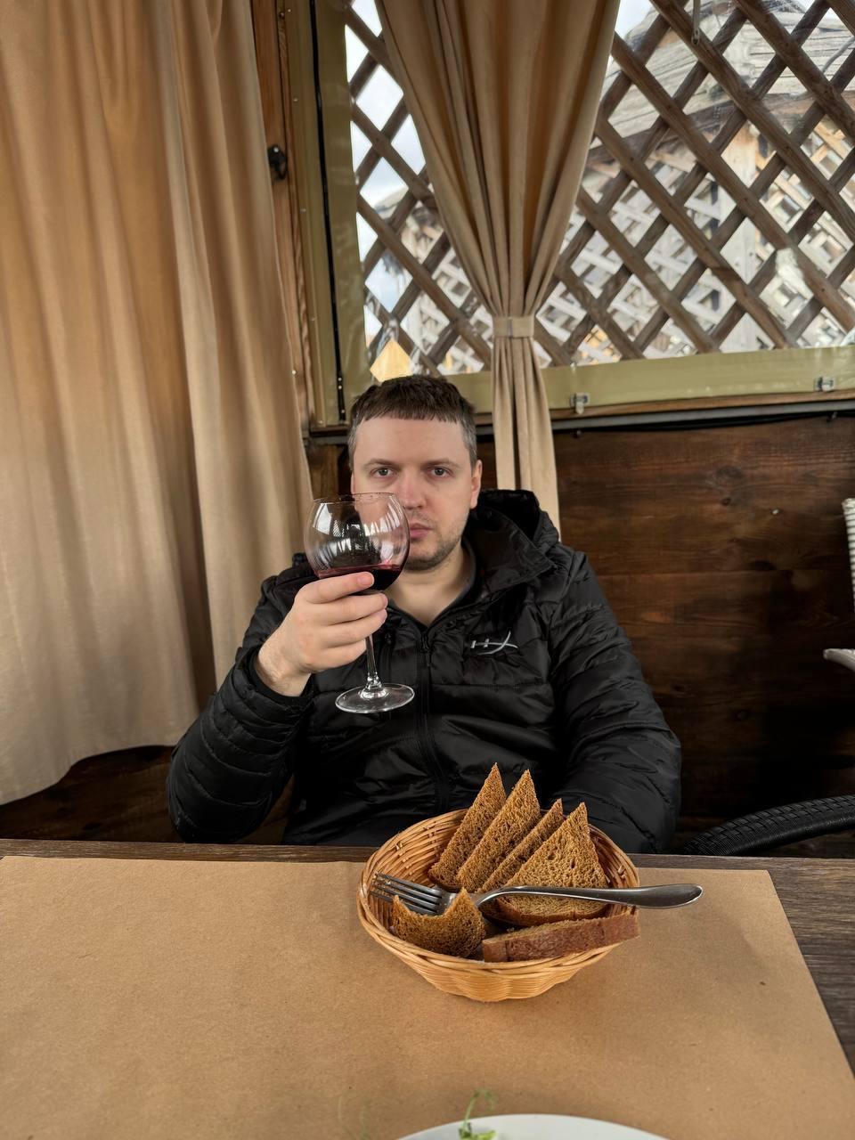 А на этом снимке Витя Папич, с бокалом вина в одно из кафе Дубая. А на этом снимке Витя Папич, с бокалом вина в одно из кафе Дубая.