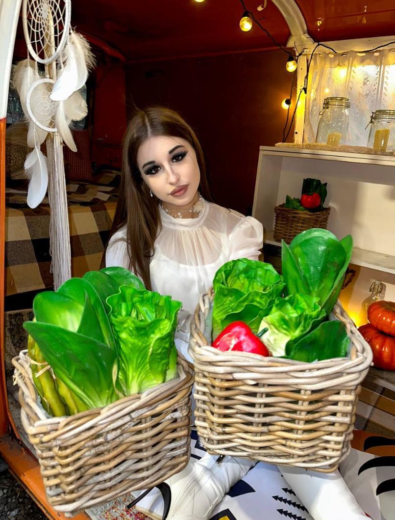 Снимок с корзиной настоящих овощей. Снимок с корзиной настоящих овощей.