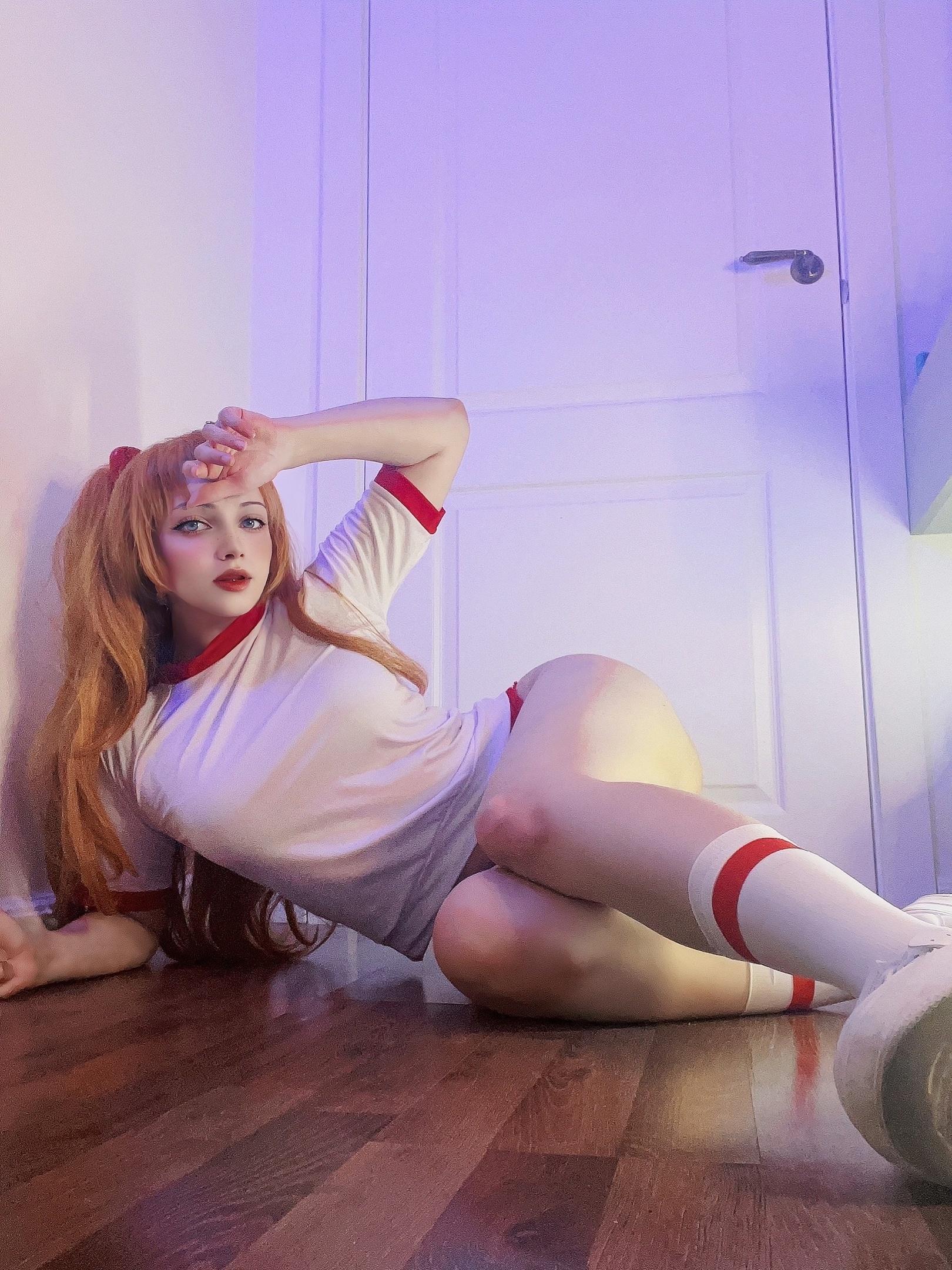 Молодая evelina с рыжими волосами в белой футболке.