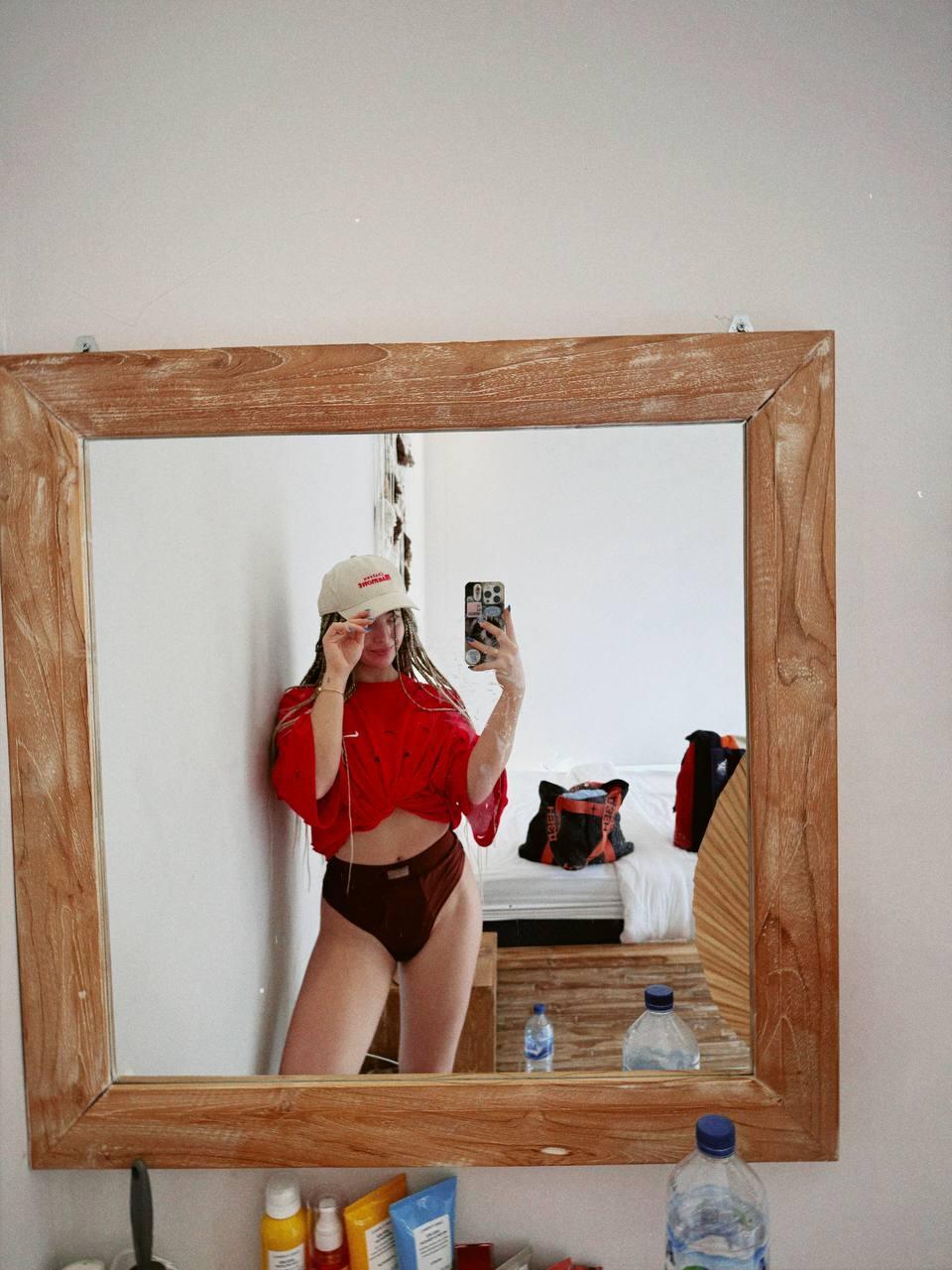 Домашний селфи слив Ани Покров красных труселях. Домашний селфи слив Ани Покров красных труселях.