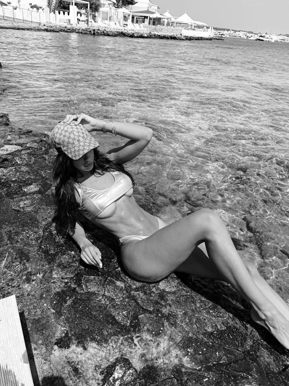 Чёрно-белая фотка с Fiordelisi у моря в кепке и купальнике. Чёрно-белая фотка с Fiordelisi у моря в кепке и купальнике.